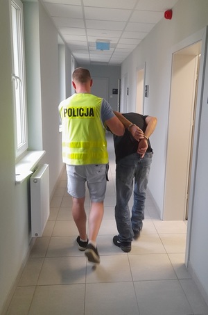 Policjant prowadzący zatrzymanego