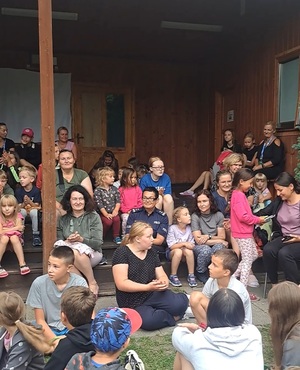 Policjanci na spotkaniu z kolonistami