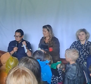 Policjanci na spotkaniu z kolonistami