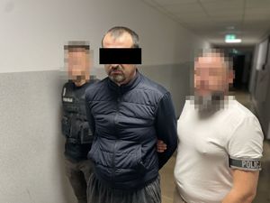 Policjanci podczas zatrzymania i w czasie doprowadzenia