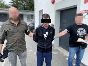 Policjanci podczas zatrzymania i w czasie doprowadzenia