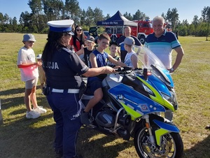 Policjanci podczas festynu