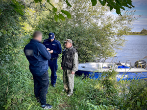 Policjanci podczas działań ze strażą rybacką