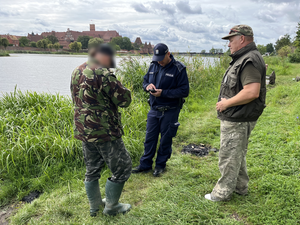 Policjanci podczas działań ze strażą rybacką