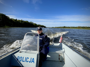 Policjanci podczas działań ze strażą rybacką