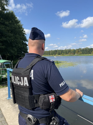 Policjanci podczas działań ze strażą rybacką