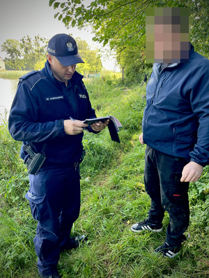 Policjanci podczas działań ze strażą rybacką