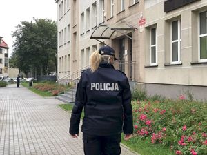 policjanci podczas kontroli rejonów szkół