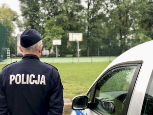 policjanci podczas kontroli rejonów szkół