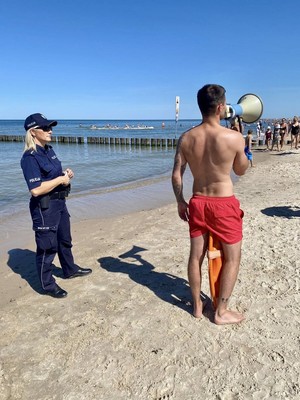 policjantki podczas akcji na plażach