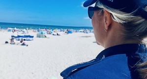 policjantki podczas akcji na plażach