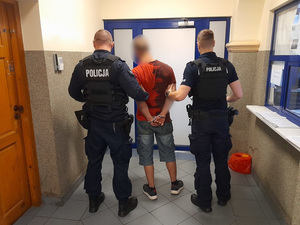 policjanci z zatrzymanym