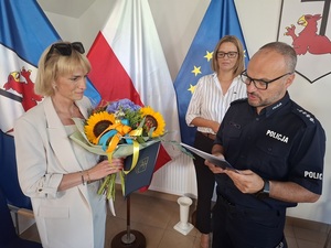 policjanci podczas spotkania u burmistrza przekazali podziękowania kobiecie pomocnej w poszukiwaniach