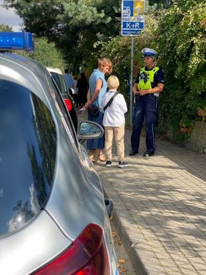 policjanci prowadzą kontrole w okolicach szkół