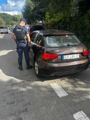 policjanci prowadzą kontrole w okolicach szkół
