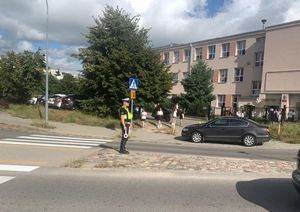 policjanci prowadzą kontrole w okolicach szkół