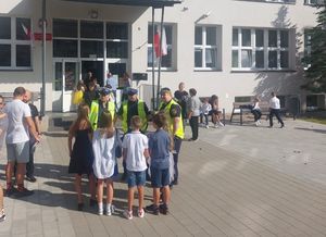 policjanci prowadzą kontrole w okolicach szkół