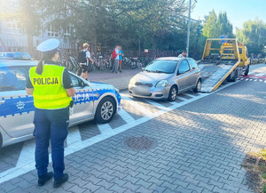 policjanci ruchu drogowego podczas kontroli