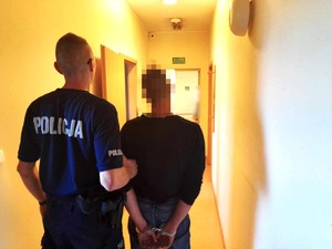 policjant z zatrzymanym