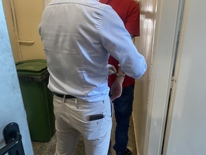 policjant z zatrzymanym za oszustwo