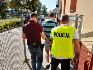 policjanci prowadzą zatrzymanych