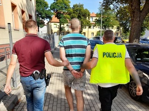 policjanci prowadzą zatrzymanych