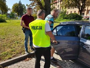 policjanci prowadzą zatrzymanych