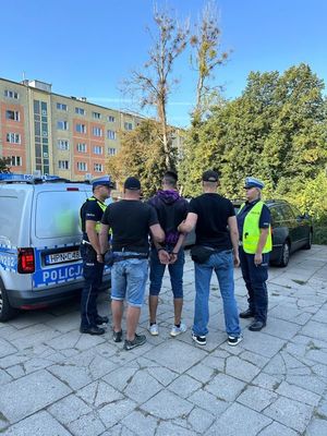 policjanci z zatrzymanym