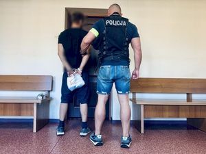 policjant z zatrzymanym i zabezpieczona amfetamina