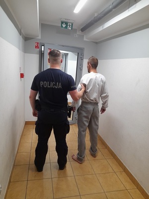 policjant z zatrzymanym