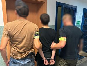 Policjanci z zatrzymanymi