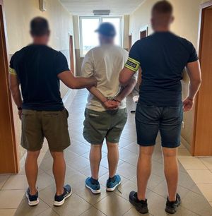 Policjanci z zatrzymanymi