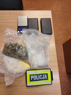 pies do wykrywania narkotyków i zabezpieczone środki