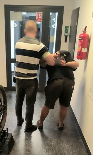 policjant i zatrzymany oraz kradziony rower którym jechał