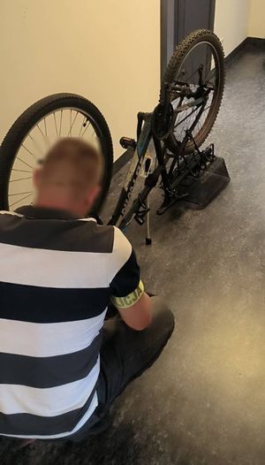 policjant i zatrzymany oraz kradziony rower którym jechał
