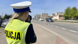 zdjęcie poglądowe policjantki ruchu drogowego podczas kontroli prędkości
