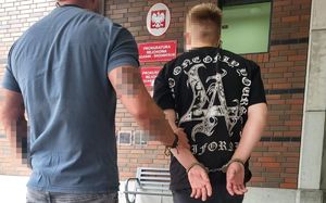 policjant z zatrzymanym i zabezpieczone przedmioty