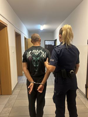 Policjantka z zatrzymanym