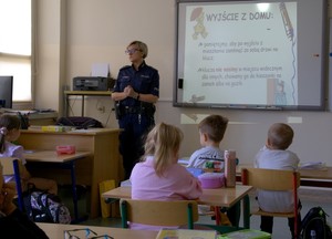 policjantka w klasie rozmawia z uczniami