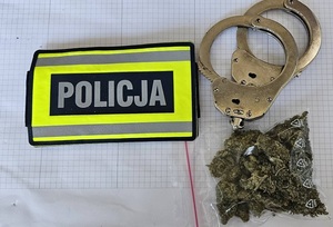 Policjant z zatrzymanym i środki odurzające