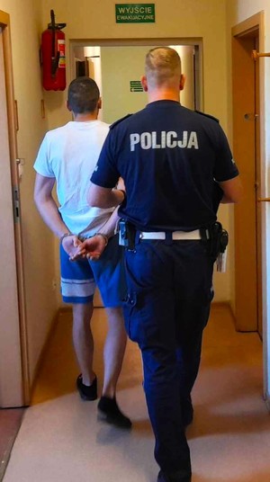 Policjanci z zatrzymanymi