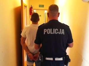 Policjanci z zatrzymanymi