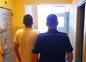 Policjanci z zatrzymanymi