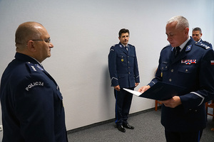 Komendant Wojewódzki Policji w Gdańsku insp. Bogusław Ziemba wręczył rozkaz personalny na stanowisko Zastępcy Komendanta Komisariatu Wodnego Policji w Gdańsku - objął je kom. Karol Michalski, dotychczasowy specjalista Komisariatu Wodnego.