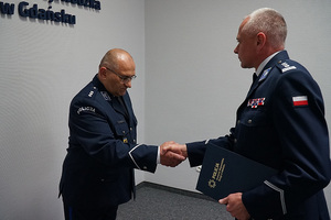 Komendant Wojewódzki Policji w Gdańsku insp. Bogusław Ziemba wręczył rozkaz personalny na stanowisko Zastępcy Komendanta Komisariatu Wodnego Policji w Gdańsku - objął je kom. Karol Michalski, dotychczasowy specjalista Komisariatu Wodnego.