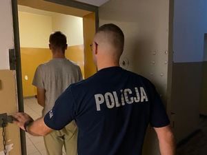 Policjant z zatrzymanym
