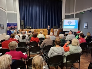 policjanci prowadzili debatę z seniorami