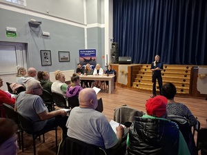 policjanci prowadzili debatę z seniorami