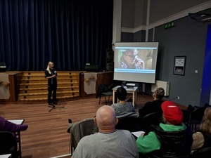 policjanci prowadzili debatę z seniorami