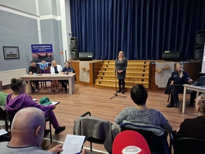 policjanci prowadzili debatę z seniorami